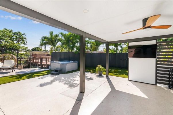 Exterior, Hot Tub