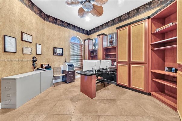 Home Office, Interior