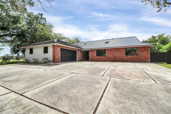 Attached, Exterior, Facade, Brick Facade, Ranch