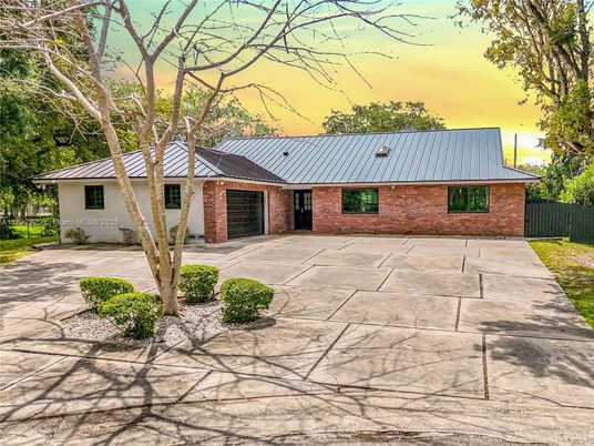 Exterior, Facade, Brick Facade, Ranch