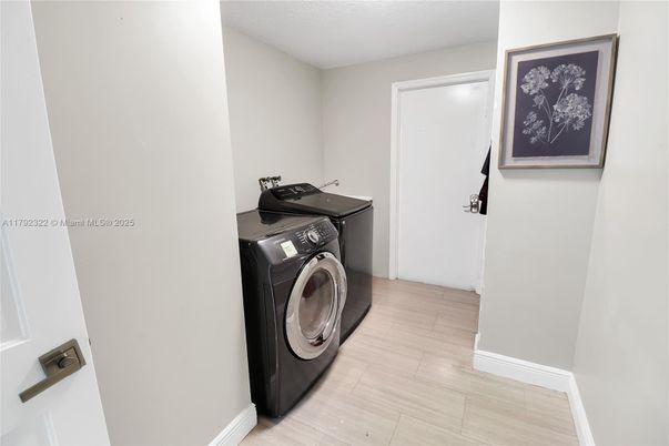 Interior, Washer, Wood Texture Flooring