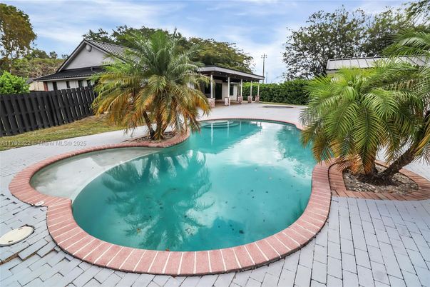 Exterior, Pool