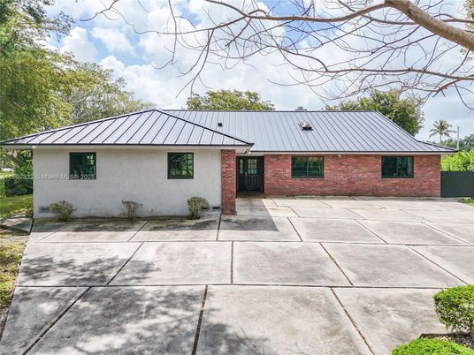 Exterior, Facade, Brick Facade, Ranch