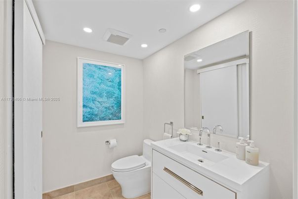 Bathroom, Interior, Recessed Lighting