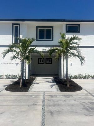 Exterior, Facade, Ranch
