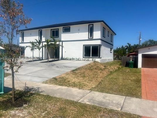 Backyard, Exterior, Facade, Modern