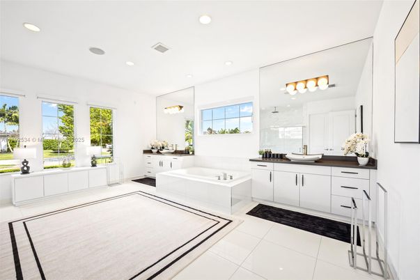 Bathroom, Dual Sink Vanities, Interior, Recessed Lighting