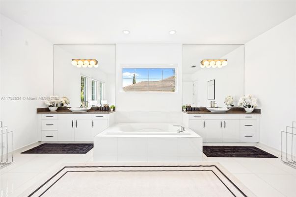Bathroom, Dual Sink Vanities, Interior, Recessed Lighting