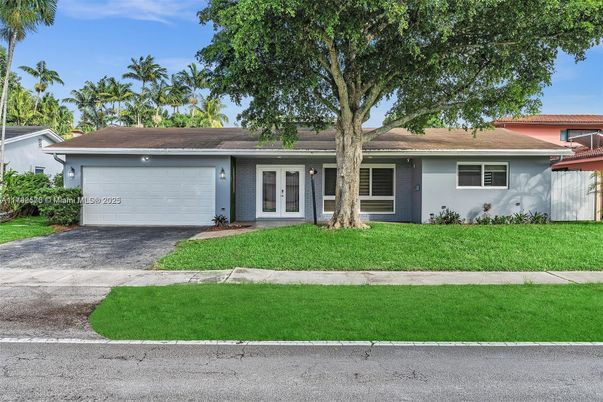 Attached, Exterior, Facade, Ranch