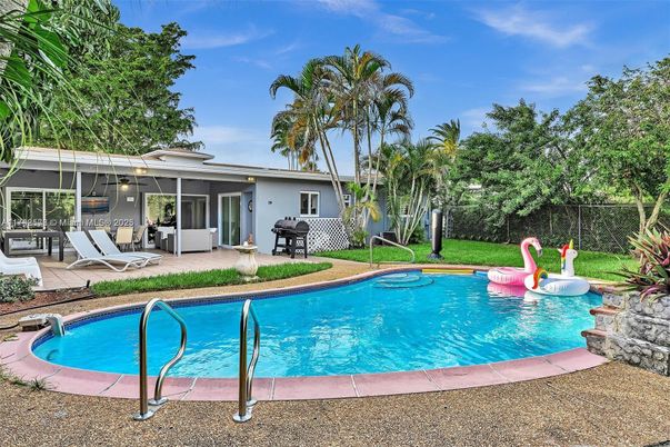 Exterior, Pool