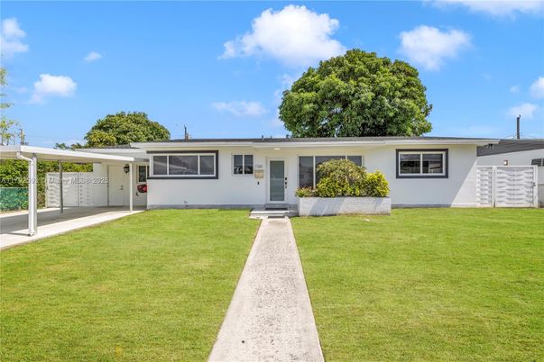 Backyard, Exterior, Facade, Ranch