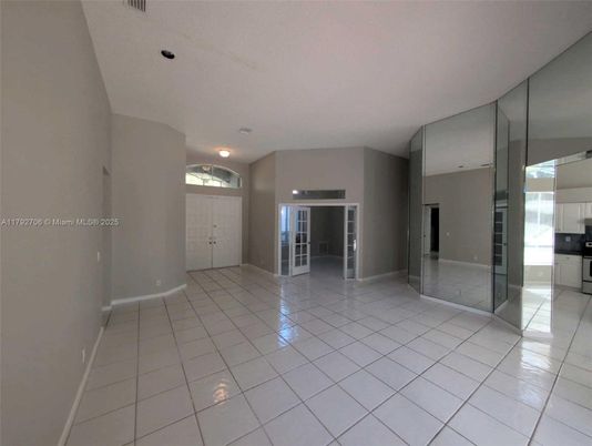 Empty room, Interior