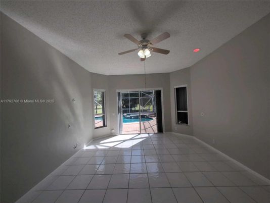 Empty room, Interior
