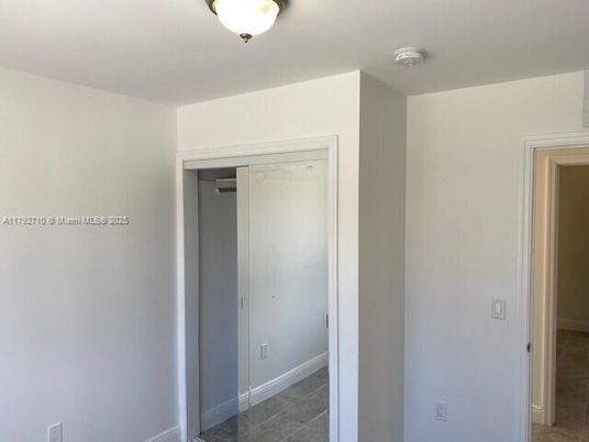 Empty room, Interior
