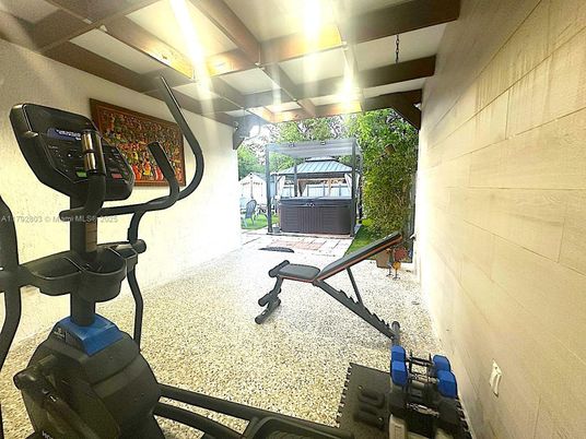 Exterior, Fitness Equipment, Hot Tub