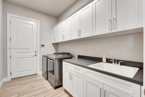 Interior, Washer, Wood Texture Flooring