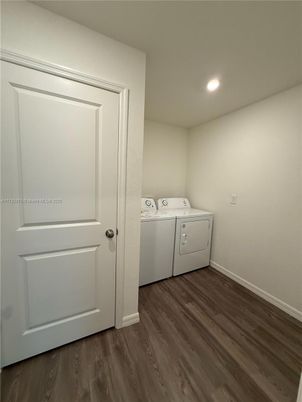 Interior, Recessed Lighting, Washer, Wood Texture Flooring