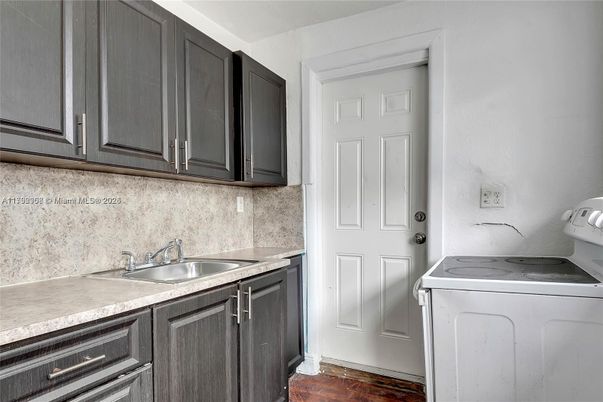 Interior, Washer, Wood Texture Flooring
