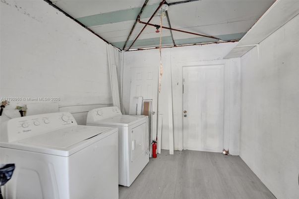 Interior, Washer, Wood Texture Flooring