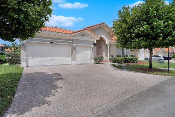 Attached, Exterior, Facade, Mediterranean