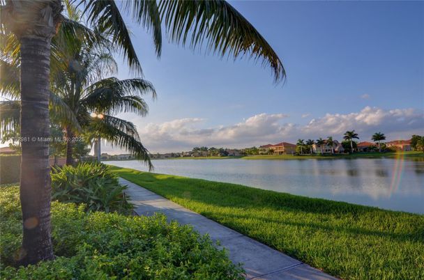 Exterior, Lake