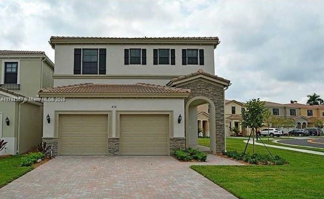 Attached, Exterior, Facade, Mediterranean