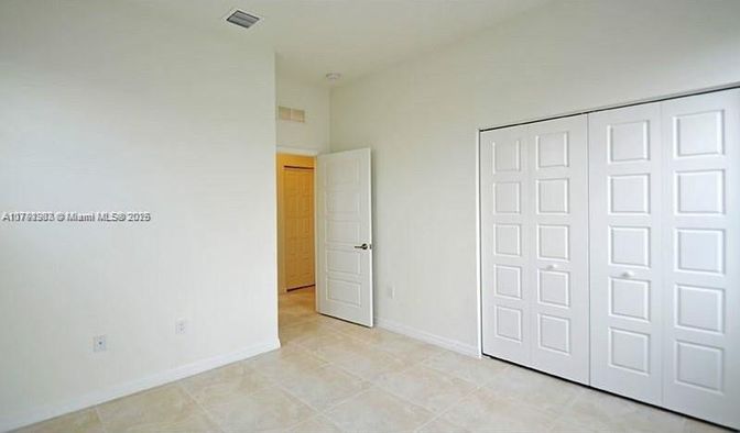 Empty room, Interior