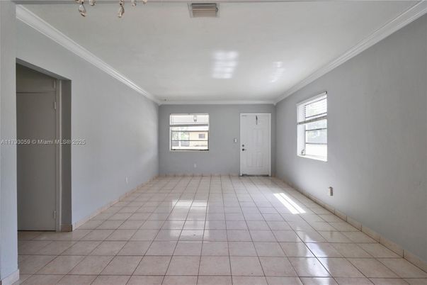 Empty room, Interior