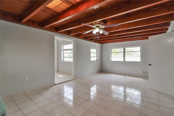 Empty room, Interior, Wooden Beams, Wooden Ceilings