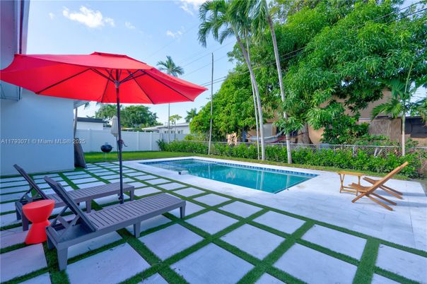 Exterior, Pool