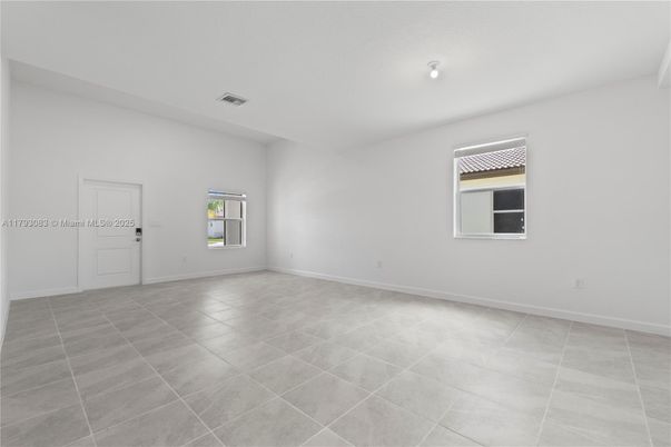 Empty room, Interior
