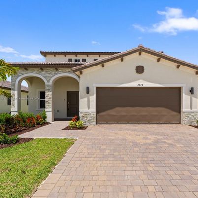 Attached, Exterior, Facade, Mediterranean