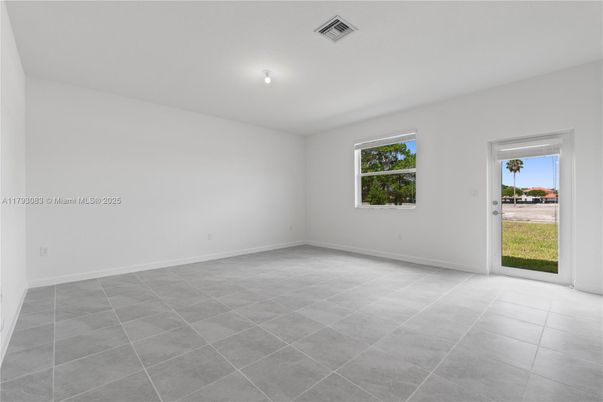 Empty room, Interior