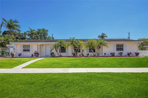 Backyard, Exterior, Facade, Ranch