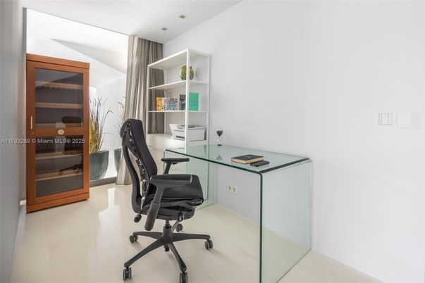 Home Office, Interior