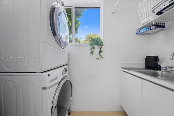 Interior, Washer, Wood Texture Flooring