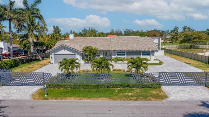 Attached, Exterior, Facade, Ranch