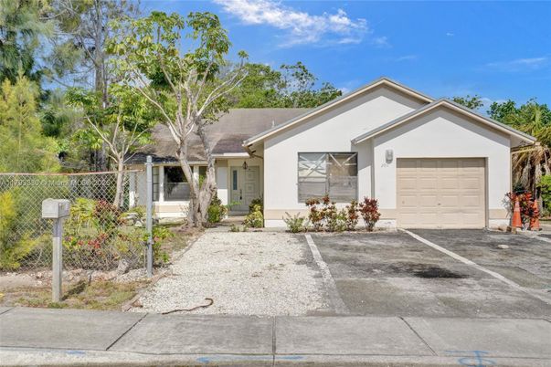 Attached, Exterior, Facade, Ranch