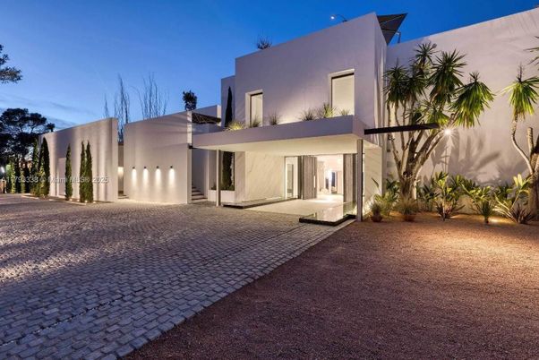 Backyard, Exterior, Facade, Modern