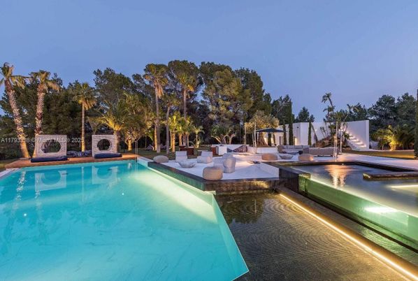 Exterior, Fireplace, Pool