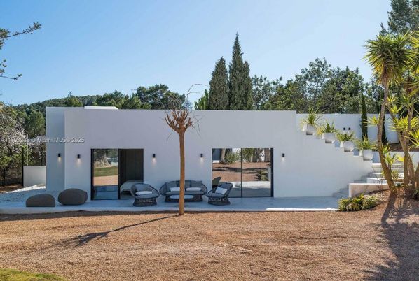 Backyard, Exterior, Facade, Modern