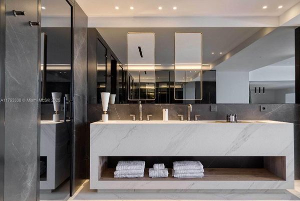 Bathroom, Dual Sink Vanities, Interior, Recessed Lighting