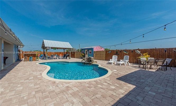 Exterior, Pool
