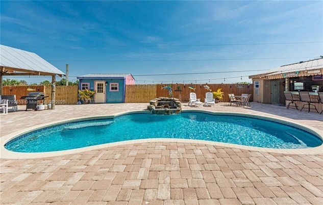 Exterior, Pool