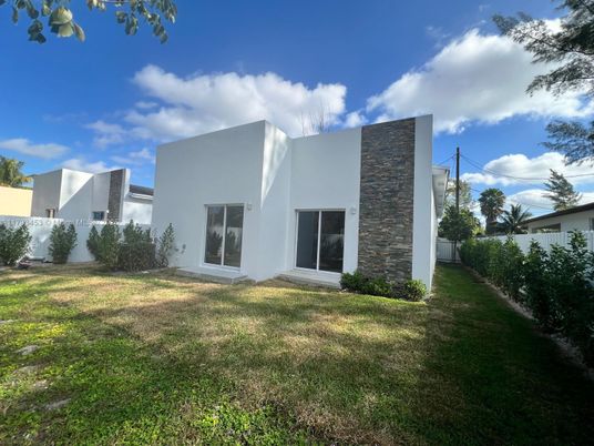 Backyard, Exterior, Facade, Modern