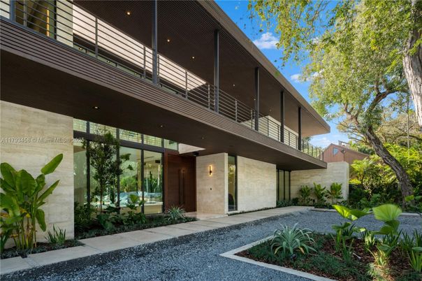 Exterior, Facade, Modern