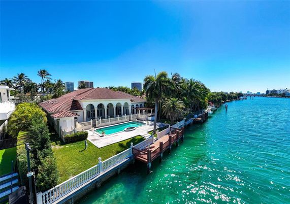 Exterior, Lake