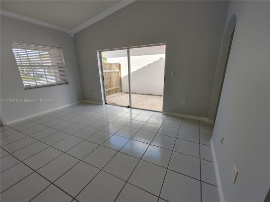 Empty room, Interior