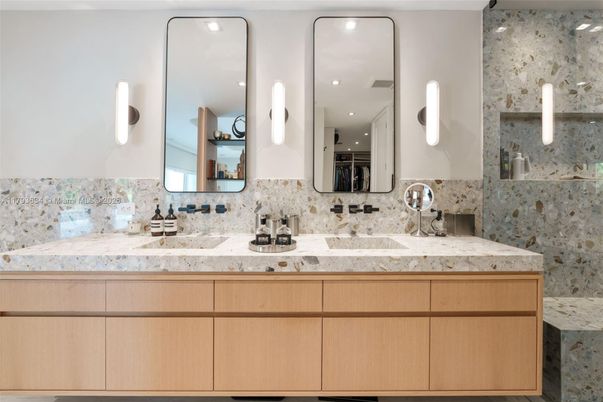 Bathroom, Dual Sink Vanities, Interior, Recessed Lighting