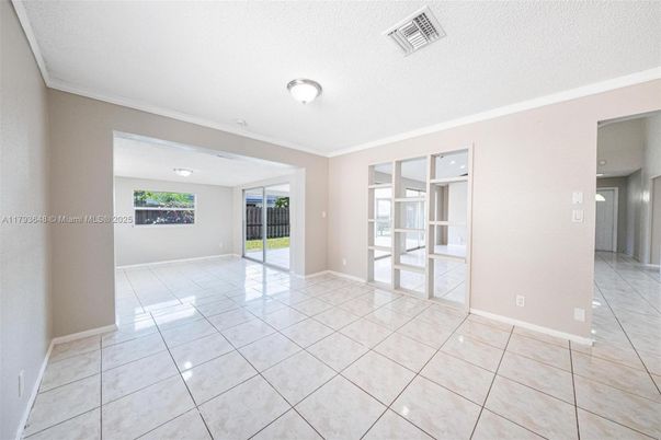 Empty room, Interior